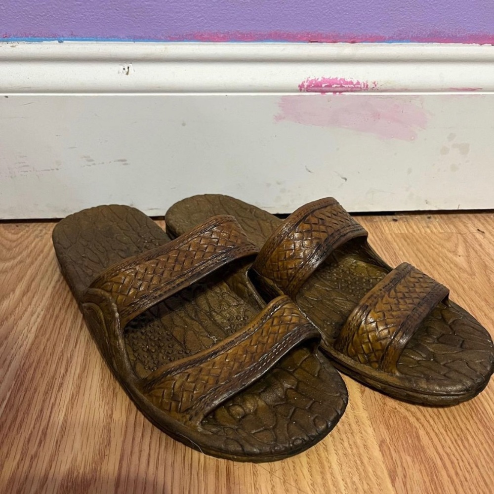 The size 8 women. Color brown. Never worn there still brand new